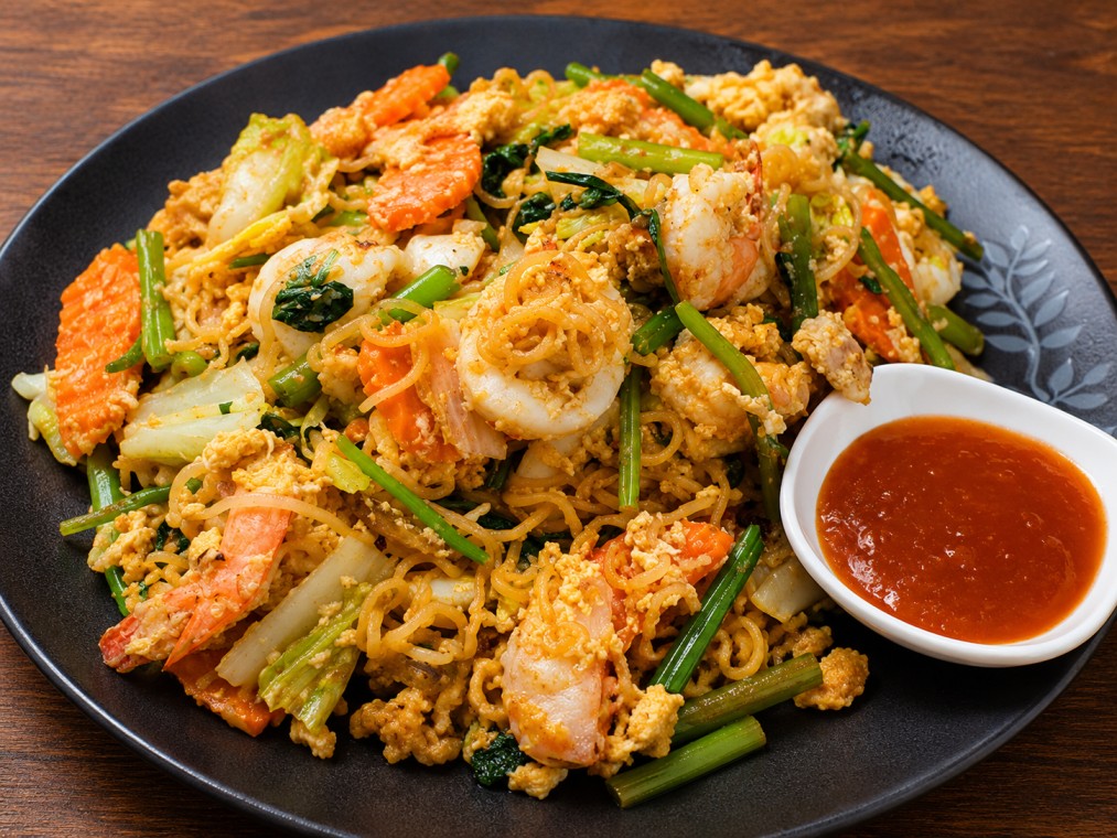 ผัดมาม่ากุ้งสด (Stir-fried instant noodles with fresh shrimp)