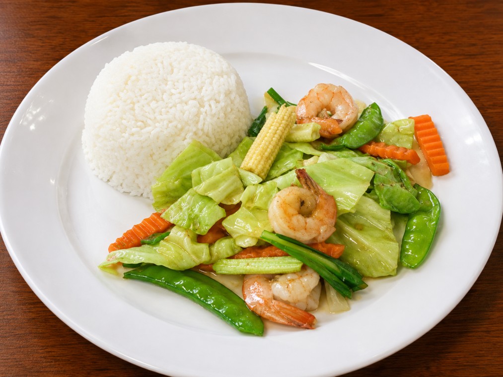 ข้าวผัดผักรวมมิตรกุ้งสด (Rice topped with stir-fried mixed vegetables and fresh shrimp)