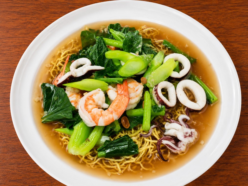 ราดหน้าบะหมี่กรอบทะเล (Egg Noodles with Seafood)