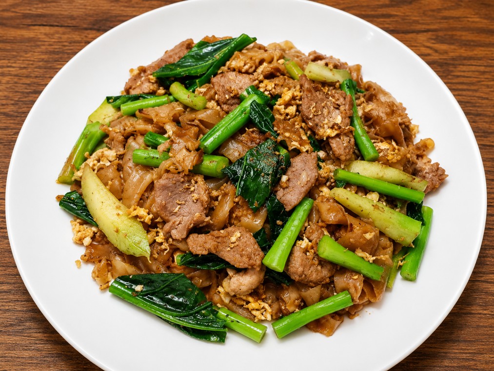 ผัดซีอิ๊วหมู (Stir-fried pork with soy sauce)
