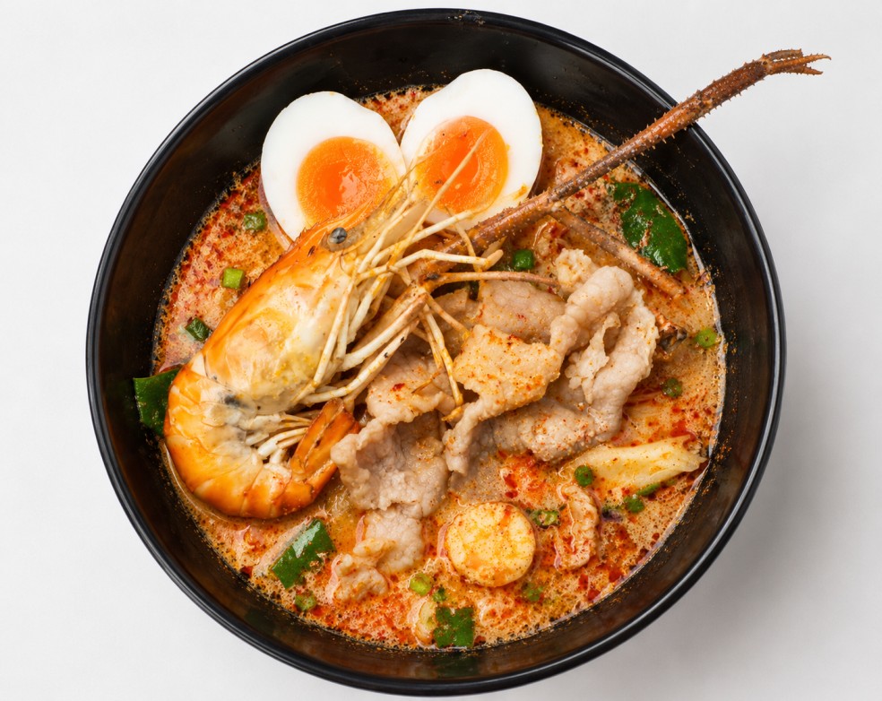 ก๋วยเตี๋ยวต้มยำกุ้งและหมู (Tom Yum Noodle Soup with Shrimp and Pork)