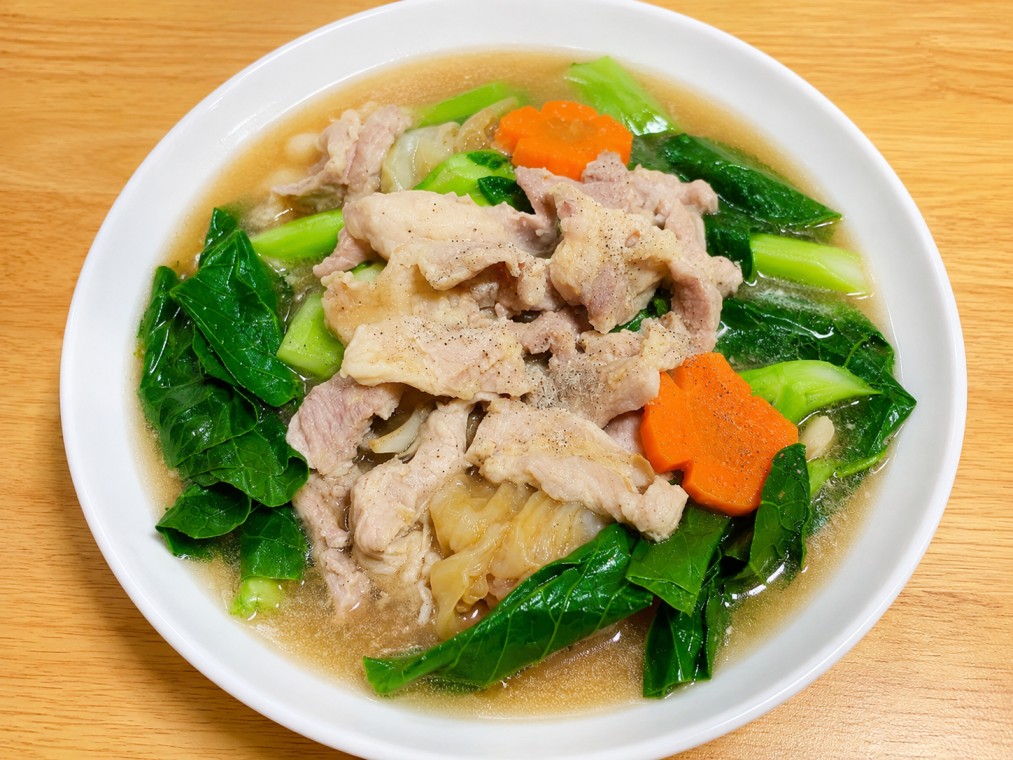 ราดหน้าหมูหมัก (Pork noodles with marinated pork)