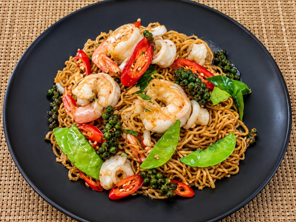 มาม่าผัดขี้เมากุ้ง (Spicy Stir-fried Instant Noodles with Shrimp)