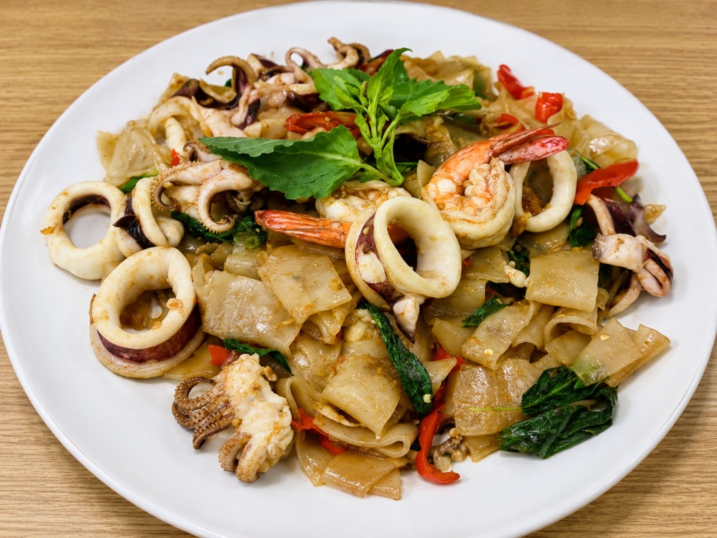 ผัดเส้นใหญ่กระเพราทะเล (Stir-fried wide rice noodles with seafood and basil)