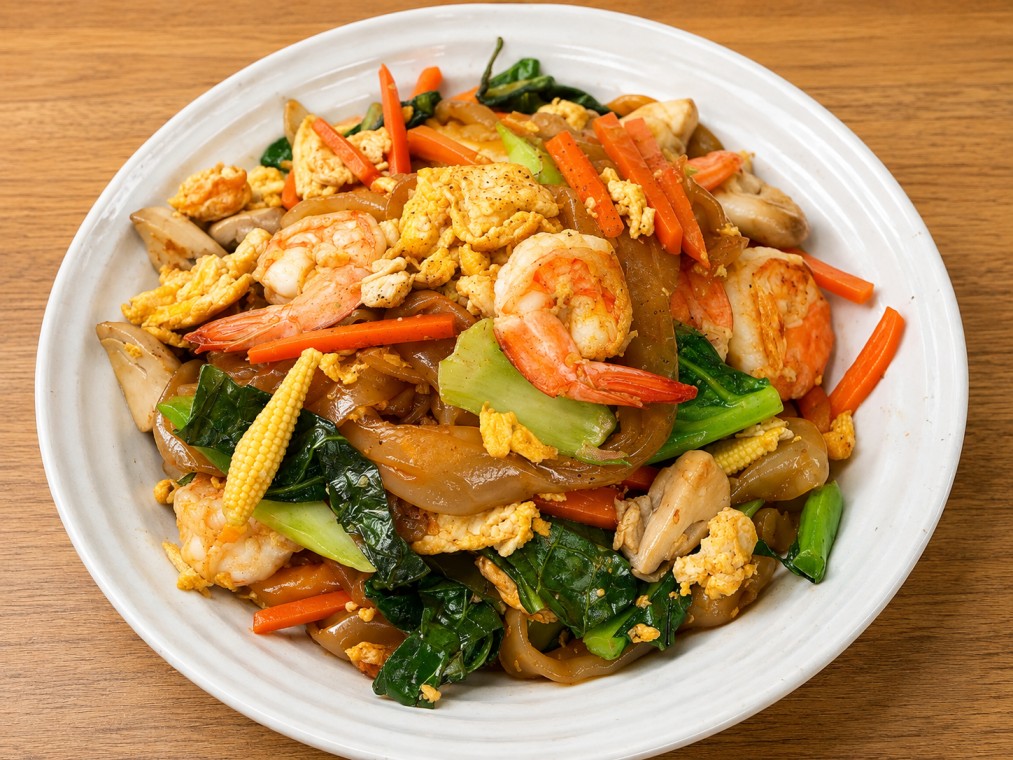 เส้นใหญ่ผัดซีอิ้วรวม (Stir-fried wide rice noodles with soy sauce and mixed ingredients)