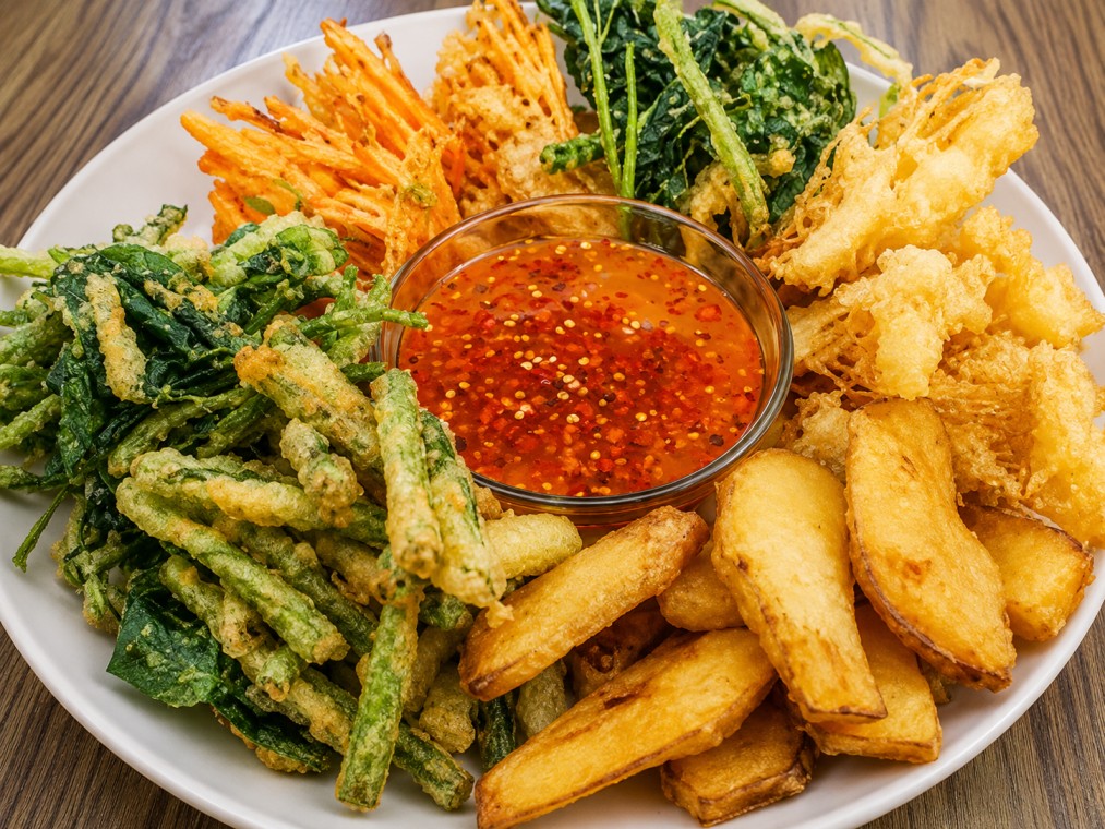 ผักรวมทอด (Deep-fried Mixed Vegetables)