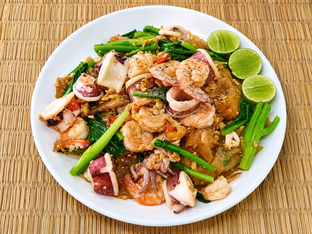 ผัดซีอิ๊วทะเล (Seafood stir-fried noodles)