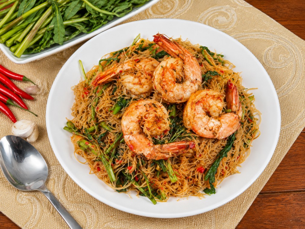 ผัดหมี่กระเฉดกุ้ง (Stir-fried noodles with water spinach and shrimp)