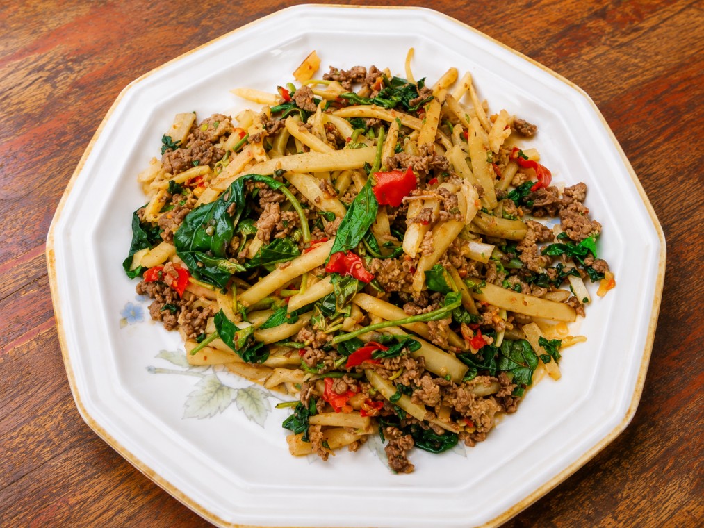 ผัดกระเพราหมูสับใส่หน่อไม้ (Stir-fried minced pork with basil and bamboo shoots)
