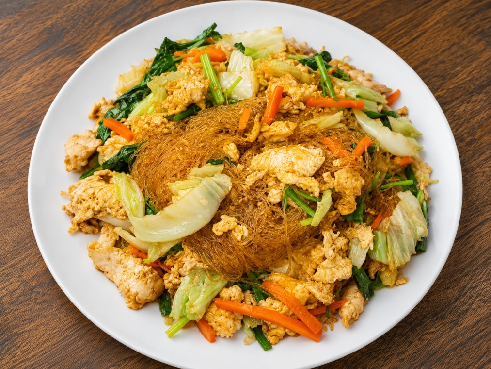 ผัดวุ้นเส้นใส่ไข่และผักรวม (Stir-fried Vermicelli with Egg and Mixed Vegetables)