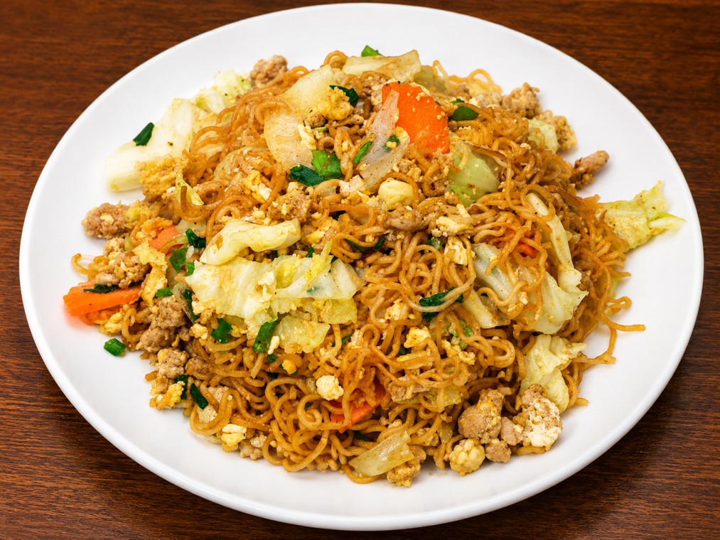 มาม่าผัดไข่และผัก (Stir-fried Instant Noodles with Egg and Vegetables)
