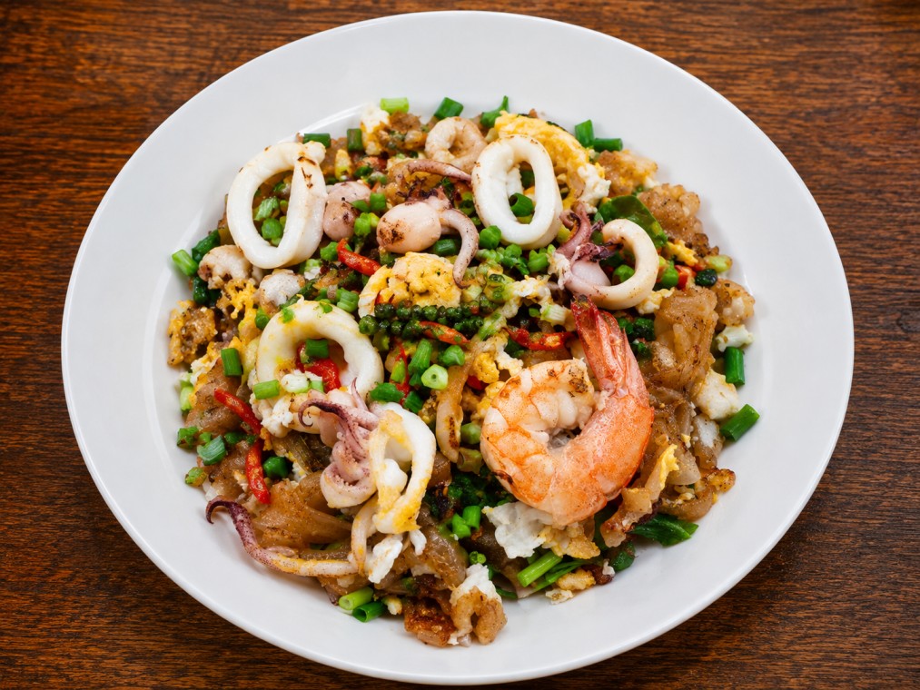 ก๊วยเตี๋ยวคั่วทะเล (Seafood stir-fried noodles)