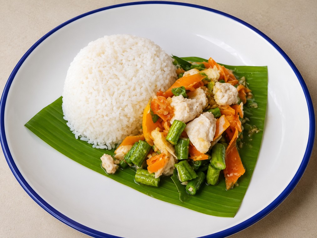ปูก้อนผัดพริกสดราดข้าว (Stir-fried crab with fresh chili peppers, served over rice)