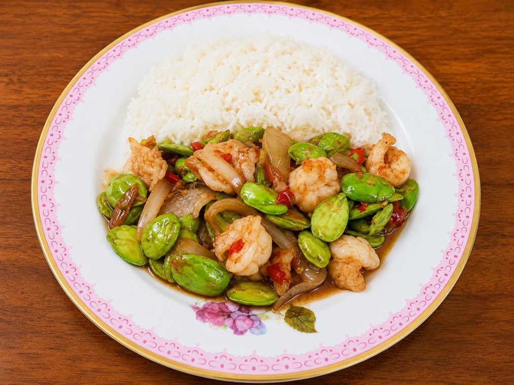 สะตอผัดกะปิกุ้งสด (Stir-fried stink beans with shrimp paste and fresh shrimp)