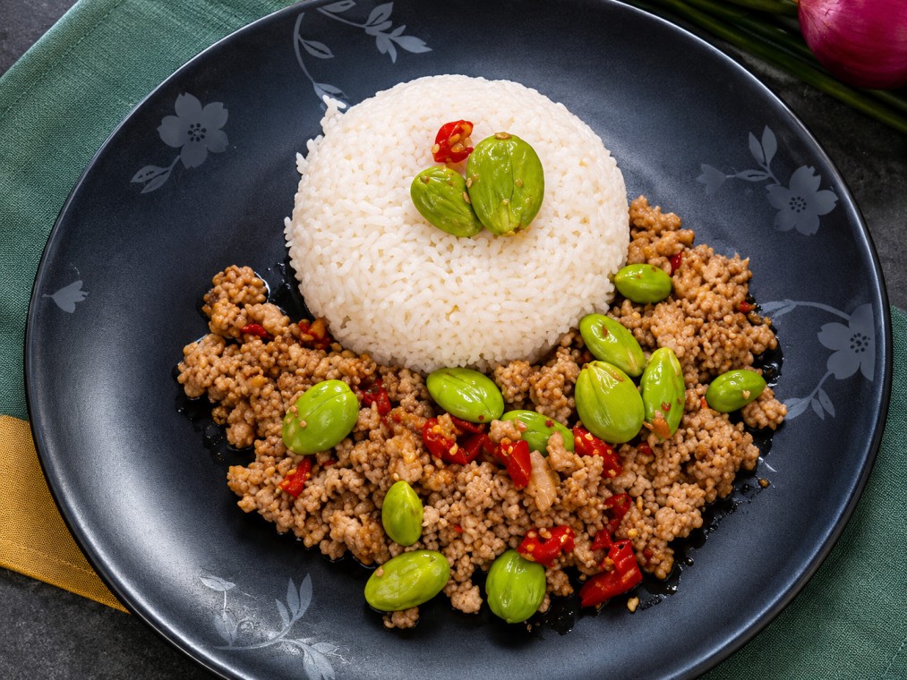 หมูสับผัดสะตอราดข้าว (Stir-fried minced pork with bitter beans served over rice)