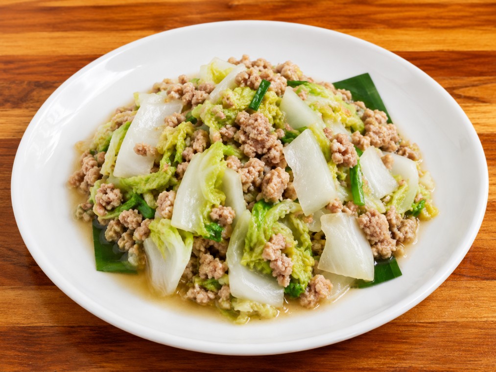 ผักกาดขาวผัดหมูสับ (Stir-fried Chinese cabbage with minced pork)