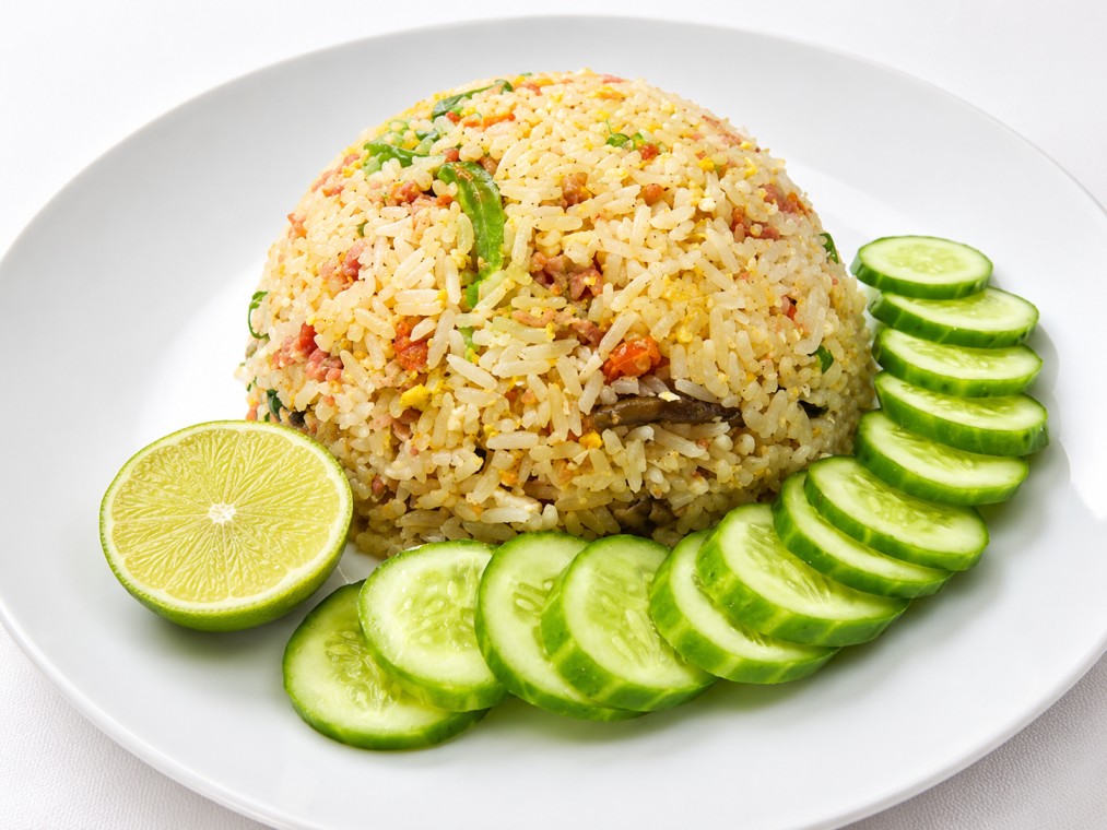 ข้าวผัดแหนม (Fried rice with fermented pork sausage)