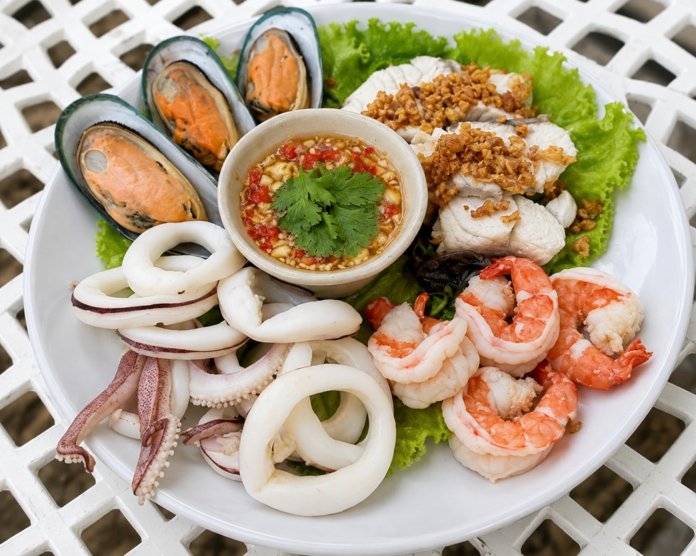 ทะเลรวมมิตรพร้อมน้ำจิ้มซีฟู้ด (Thai Seafood Platter with Spicy Seafood Sauce)
