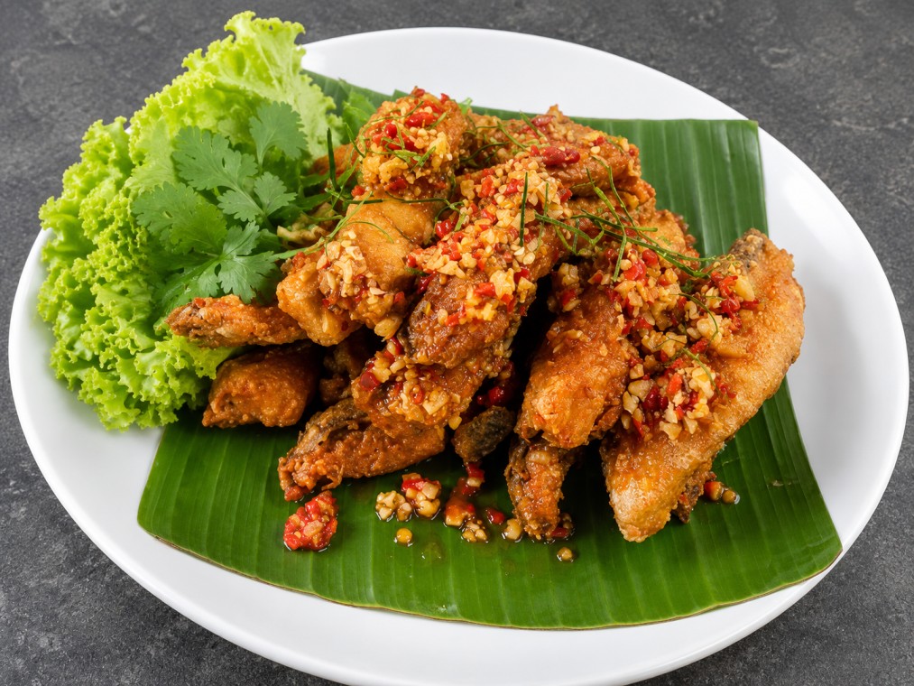 ปลาทอดสมุนไพร (Deep-Fried Fish with Spicy Herb Topping)