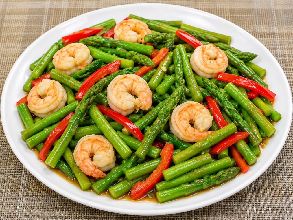 หน่อไม้ฝรั่งผัดกุ้ง (Stir-fried asparagus with shrimp)