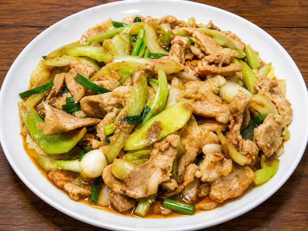 หมูผัดพริกหยวก (Stir-fried pork with bell peppers)