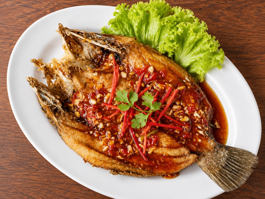 ปลาทอดราดซอสพริก (Deep-fried Fish with Sweet Chili Sauce)