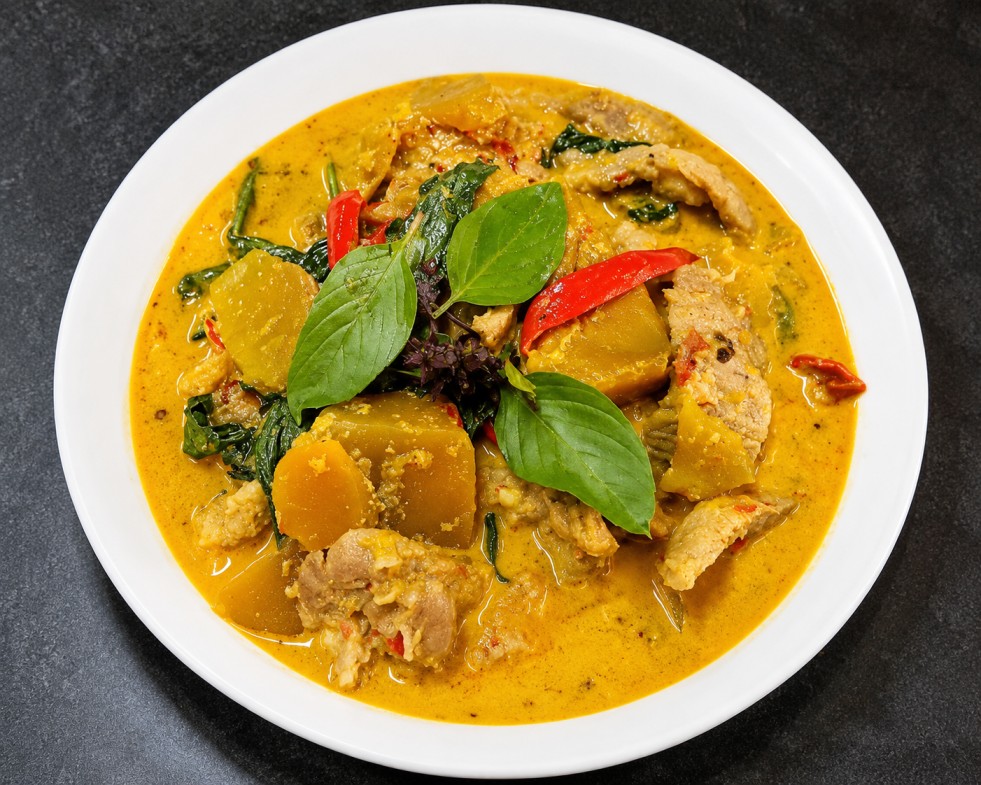 แกงฟักทองไก่ (Chicken and pumpkin curry)