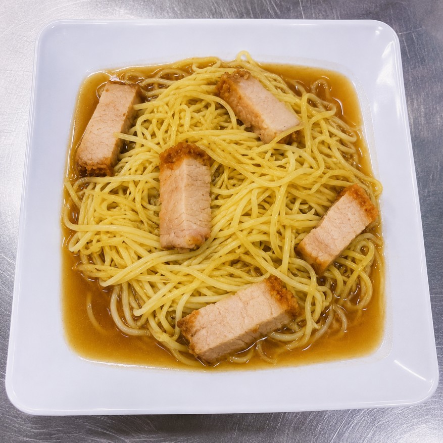 บะหมี่หมูกรอบราดน้ำ (Egg Noodles with Crispy Pork in Gravy)