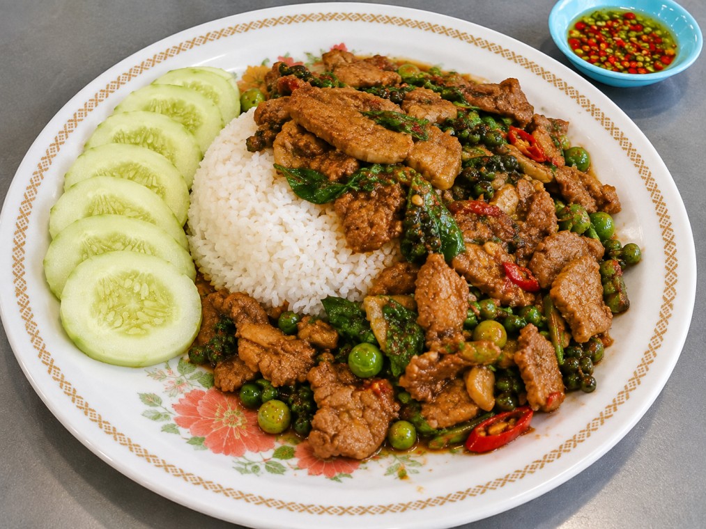 ผัดหมูพริกไทยอ่อน (Stir-fried Pork with Green Peppercorns)