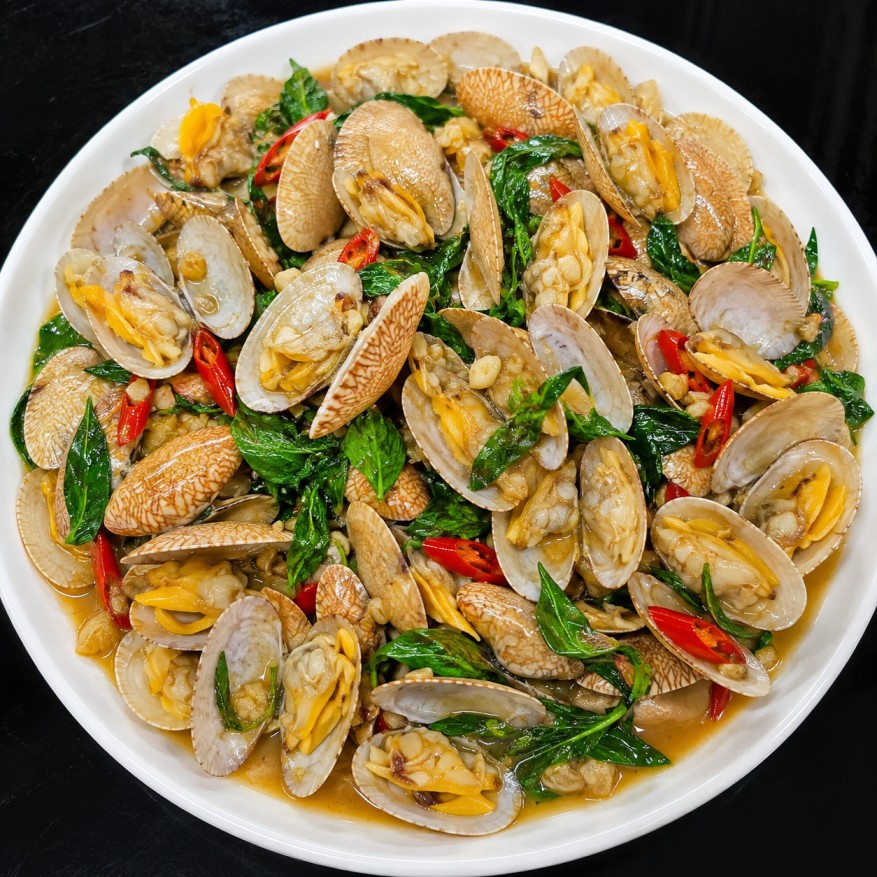 หอยลายผัดน้ำพริกเผา (Stir-fried clams with chili paste)