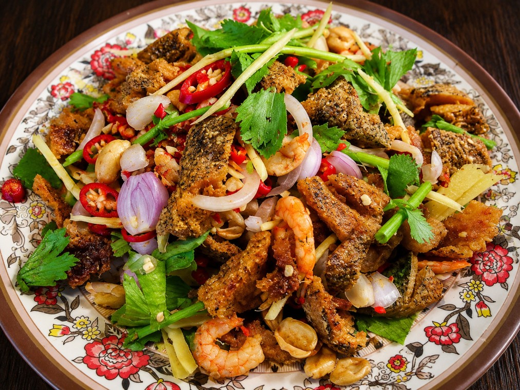 ยำปลาสลิดกรอบ (Crispy fried fish salad)