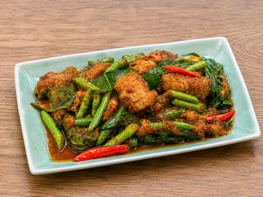 หมูกรอบผัดพริกแกงถัวฟักยาว (Crispy pork with vegetables, curry paste, and long beans)