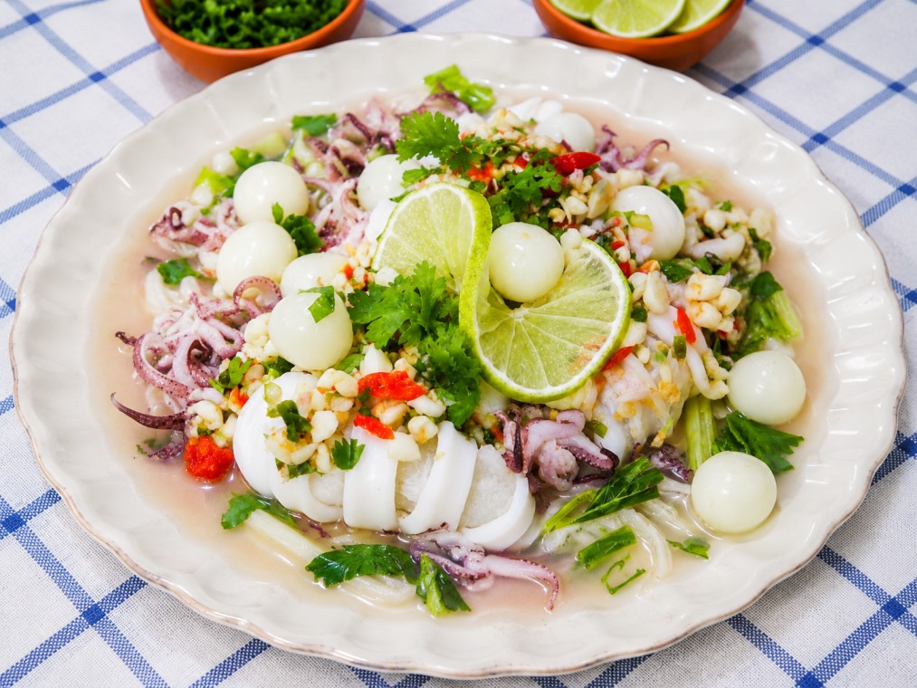 ปลาหมึกนึ่งมะนาว (Steamed squid with lime)