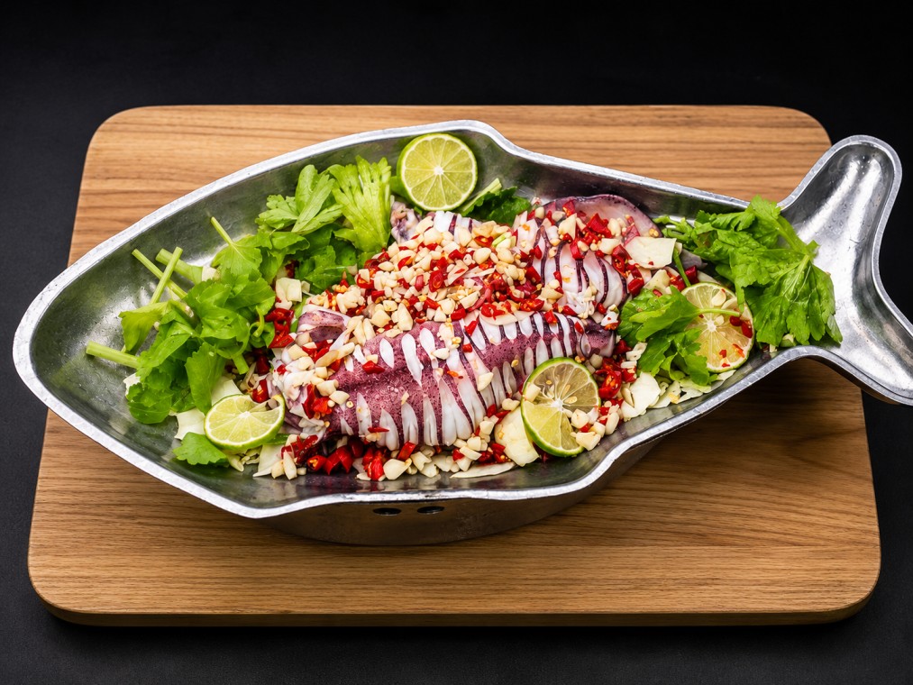 ปลาหมึกนึ่งมะนาว หม้อไฟ (Steamed Squid with Lime and Chili)