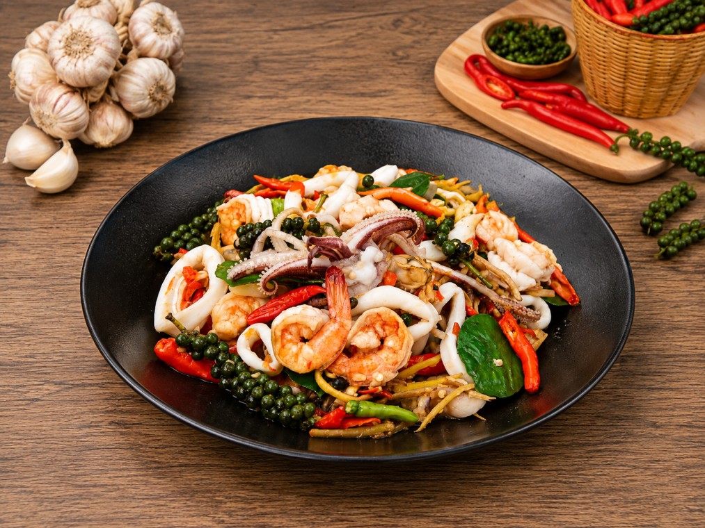 ผัดฉ่าทะเล (Spicy Stir-fried Seafood with Thai Herbs)
