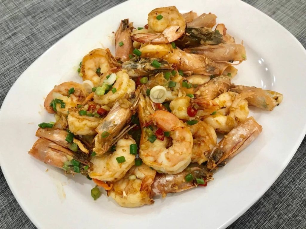 กุ้งทอดคั่วพริกเกลือ (Stir-fried shrimp with chili and salt)