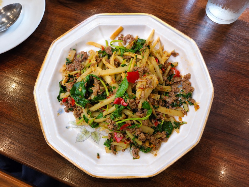 กะเพราหมูสับใส่หน่อไม้ (Stir-fried minced pork with basil and bamboo shoots)