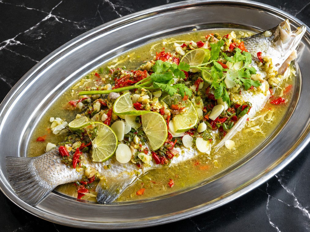ปลาพงนึ่งมะนาว (Steamed sea bass with lemon)