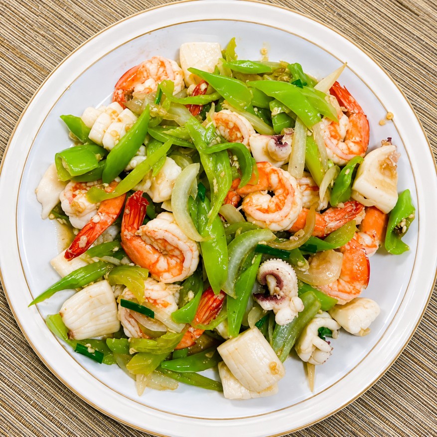กุ้งผัดพริกสด (Stir-fried shrimp with fresh chili)
