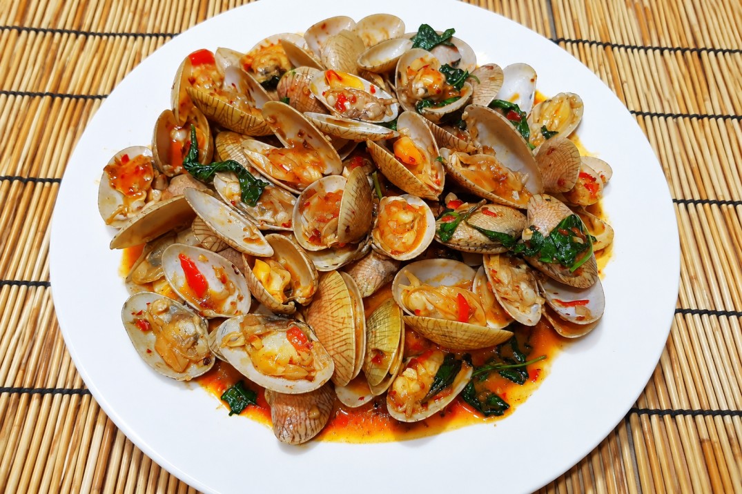 หอยลายผัดพริกเผา (Stir-fried Clams with Chili Paste)