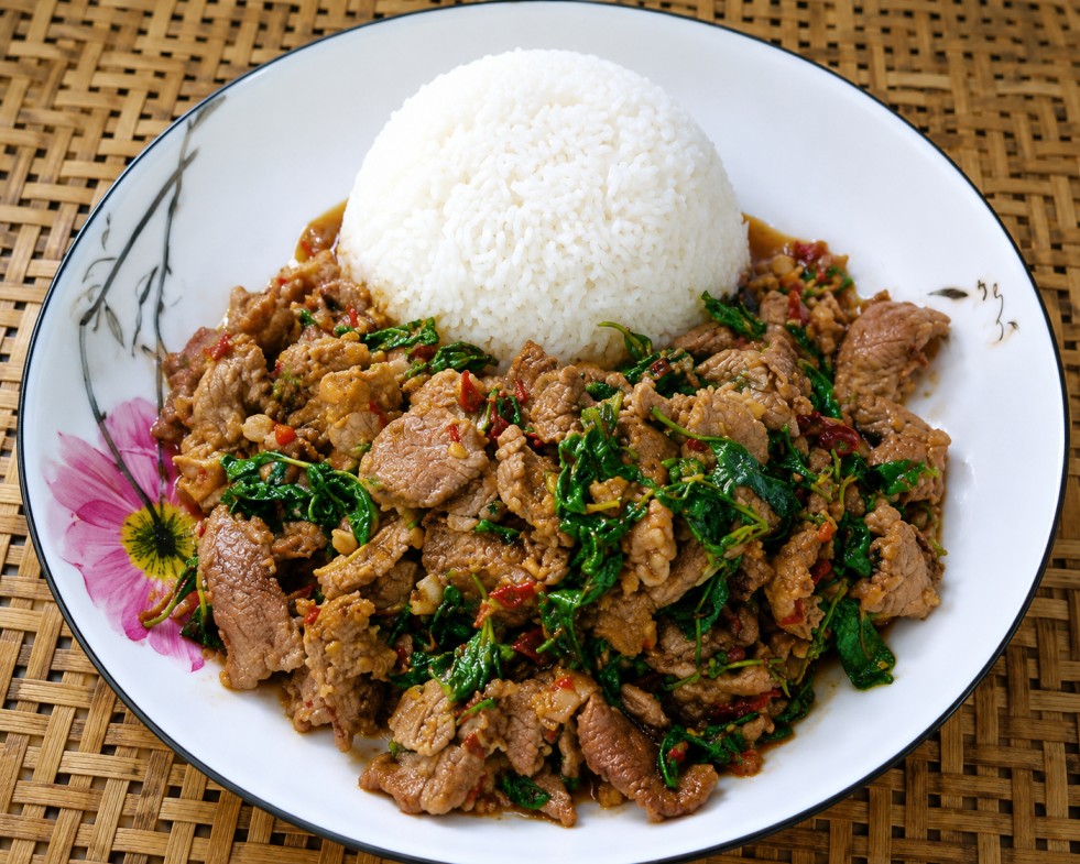 ข้าวราดผัดกะเพราเนื้อ (Rice topped with stir-fried beef with basil)