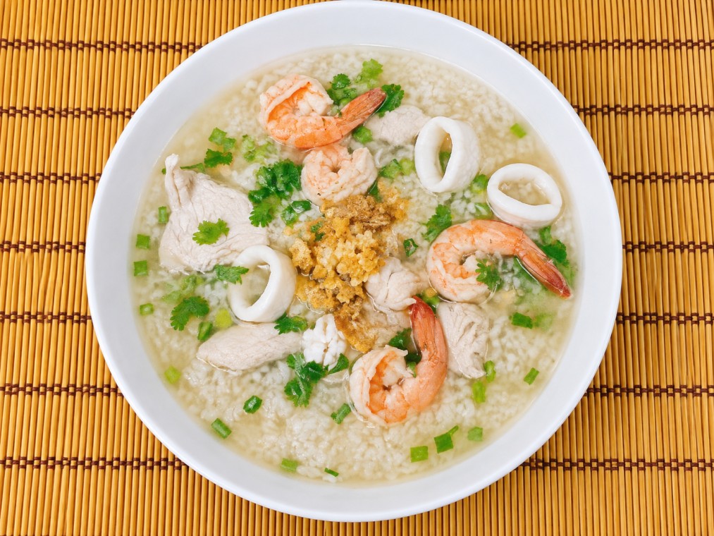 ข้าวต้มทะเลใส่ไก่ (Seafood and Chicken Rice Soup)