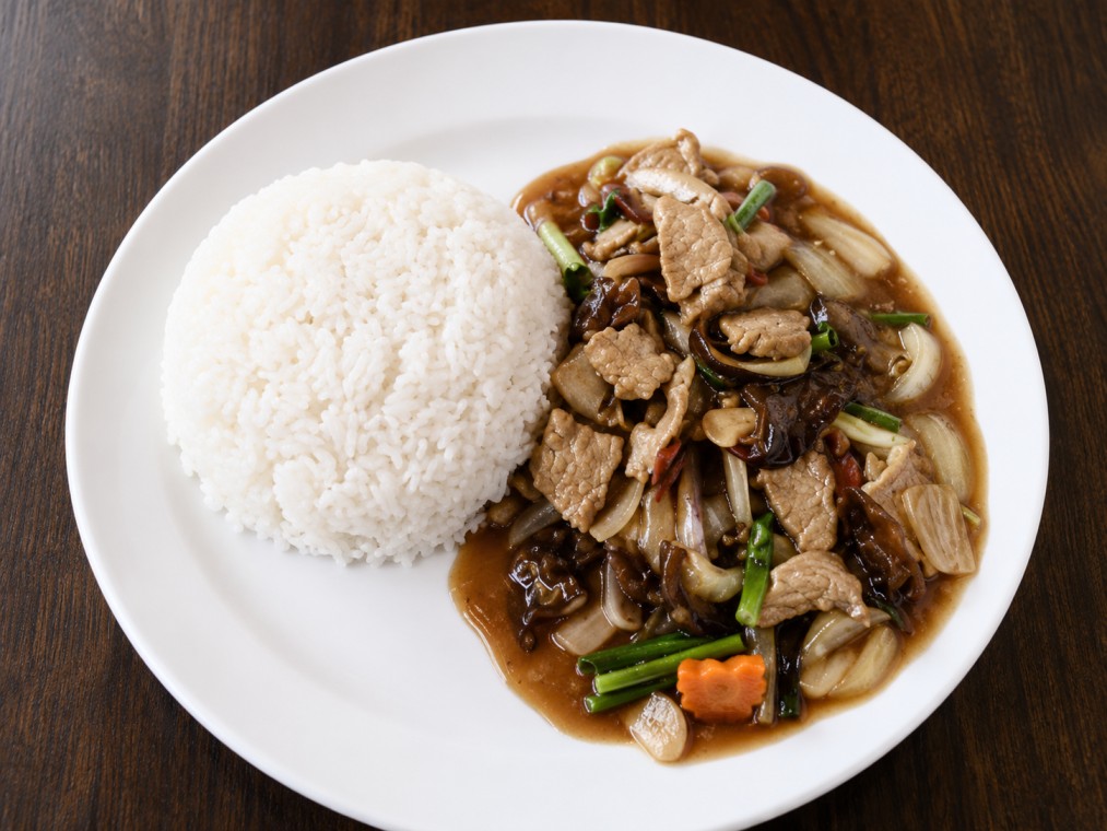เนื้อผัดน้ำมันหอยราดข้าว (Stir-fried beef with oyster sauce served over rice)